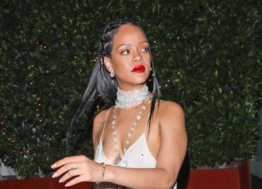 Rihanna se luce en minivestido braless por calles de Santa Mónica