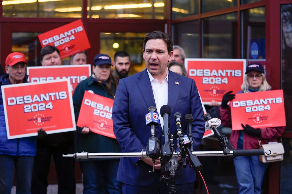 DeSantis envía más efectivos  a Texas; "Necesitamos detener esta invasión en la frontera", dice (AP Photo/Matt Rourke, File)