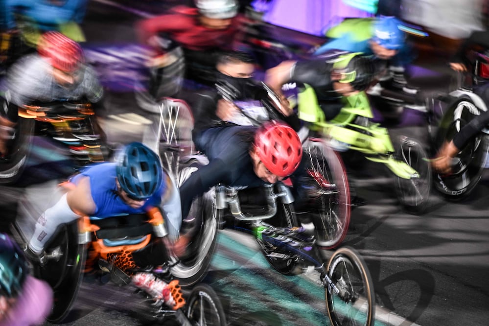 Maratón CDMX 2025 bajo la lupa: denuncian riesgos en la ruta y discriminación en la premiación. Foto: Yuri CORTEZ / AFP
