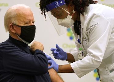 Joe Biden, presidente electo de EU, recibe vacuna contra Covid