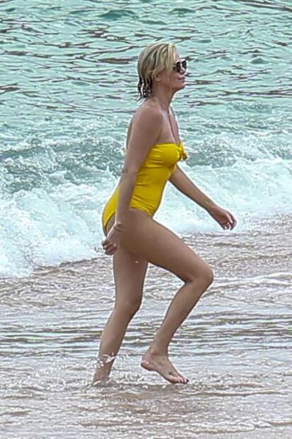 Charlize Theron impacta con traje de baño en vacaciones en México