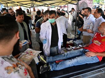 Dos olas de explosiones en aparatos dejan 32 muertos y 3,200 heridos en Líbano en 24 horas