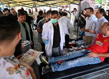 Dos olas de explosiones en aparatos dejan 32 muertos y 3,200 heridos en Líbano en 24 horas