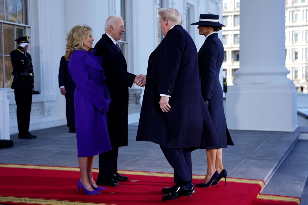 Washington (United States), 20/01/2025.- US President Joe Biden (2-L) and First Lady Dr. Jill Biden (L) greet President-elect Donald Trump (2-R) and Melania Trump (R) at the White House during inauguration ceremonies for US President-elect Donald Trump in Washington, DC, USA, 20 January 2025. Biden a Trump en la Casa Blanca: "Bienvenido a casa". EFE/EPA/WILL OLIVER / POOL