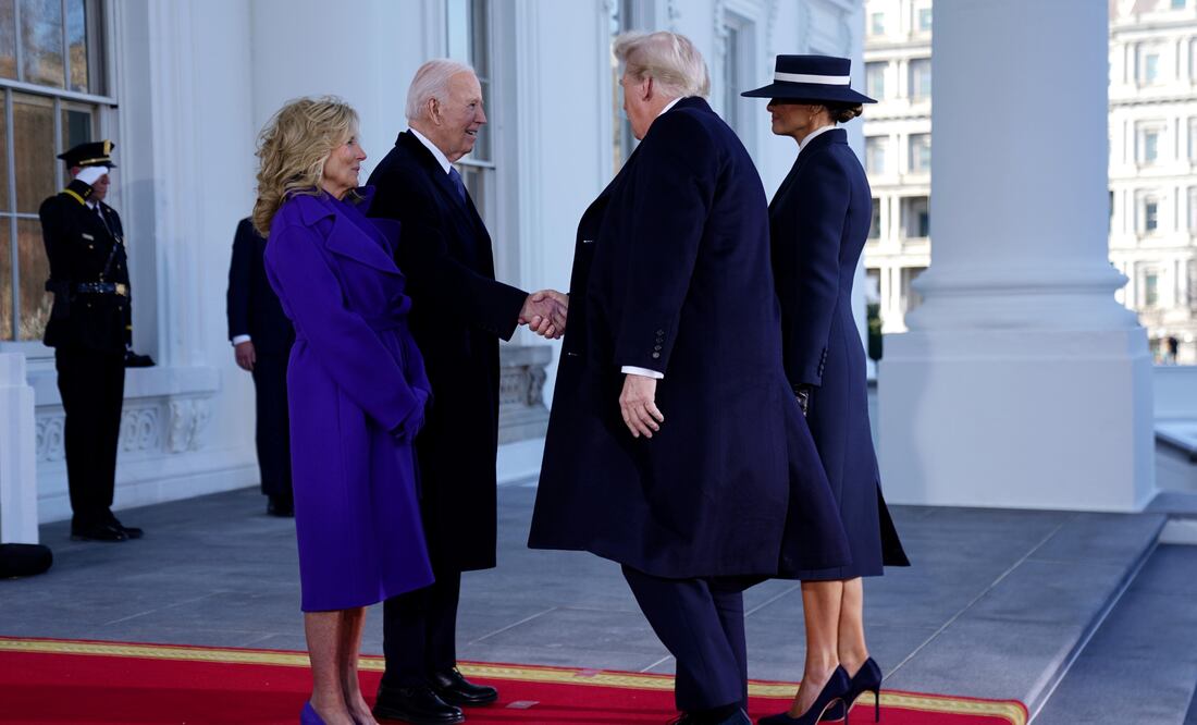 Washington (United States), 20/01/2025.- US President Joe Biden (2-L) and First Lady Dr. Jill Biden (L) greet President-elect Donald Trump (2-R) and Melania Trump (R) at the White House during inauguration ceremonies for US President-elect Donald Trump in Washington, DC, USA, 20 January 2025. Biden a Trump en la Casa Blanca: "Bienvenido a casa". EFE/EPA/WILL OLIVER / POOL