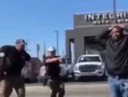 Video. Policías patean al hombre equivocado durante arresto