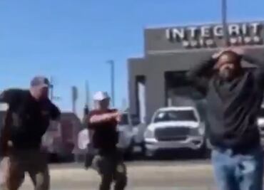 Video. Policías patean al hombre equivocado durante arresto