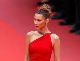 Bella Hadid delinea su silueta con vestido de látex al regresar al modelaje