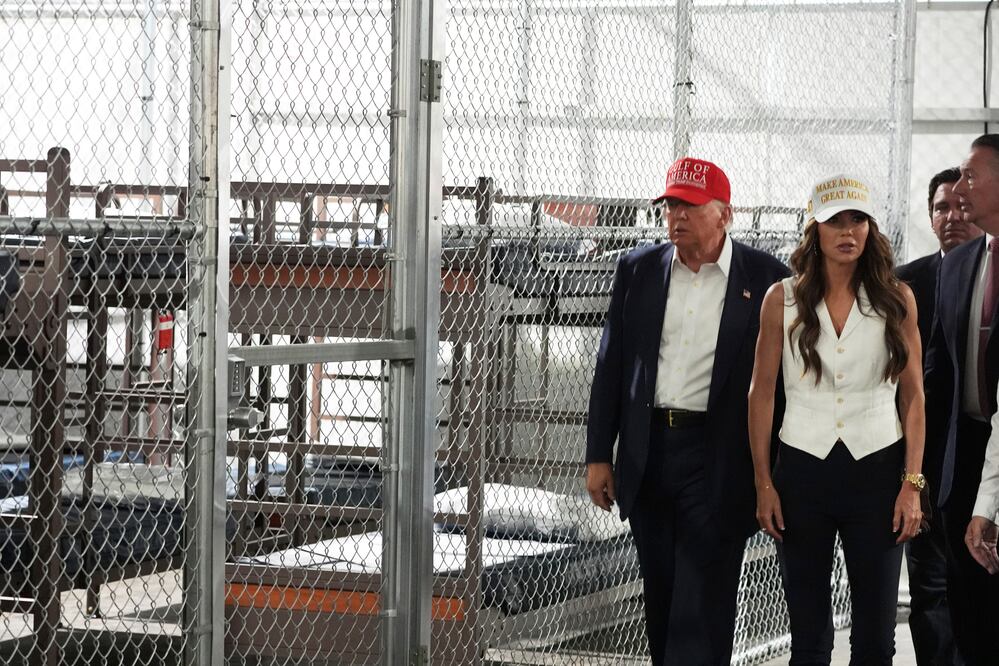 Trump presume centro de detención migrante 'Alligator Alcatraz': "Policías en forma de caimanes y no hay que pagarles tanto". (AP Photo/Evan Vucci)