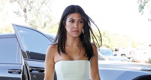 Kourtney Kardashian delinea su esbelta figura con bustier strapless