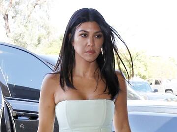 Kourtney Kardashian delinea su esbelta figura con bustier strapless