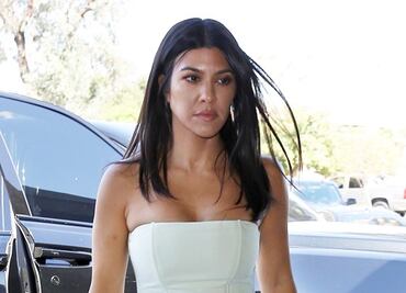 Kourtney Kardashian delinea su esbelta figura con bustier strapless