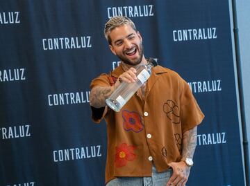 Maluma se lanza como empresario con su propia marca de mezcal 'Contraluz'