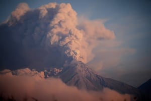 Alerta roja por el volcán de Fuego: aumenta la erupción y evacúan a cientos de personas