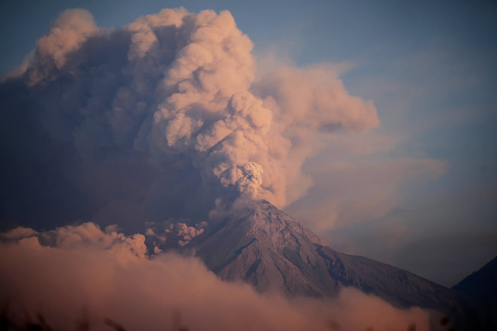 Alerta roja por el volcán de Fuego: aumenta la erupción y evacúan a cientos de personas. (AP Foto/Moises Castillo, Archivo)