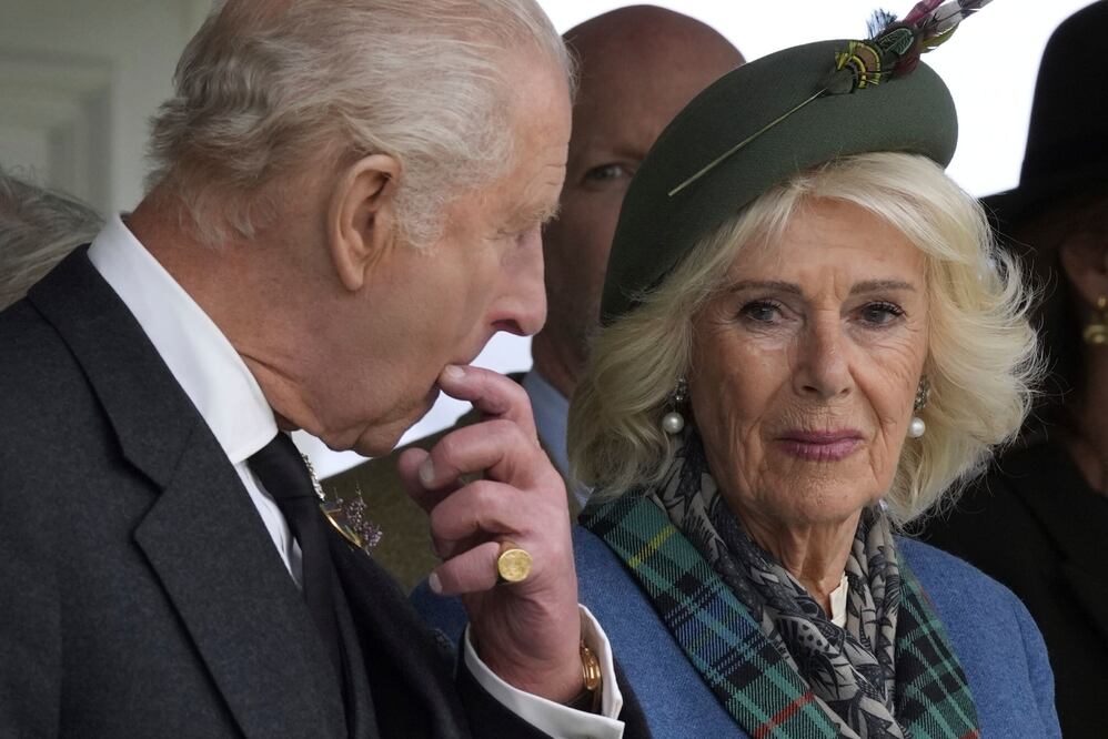 El cáncer y la soledad marcan los días del rey Carlos; Camila vacaciona sin él en yate millonario. Foto: AP