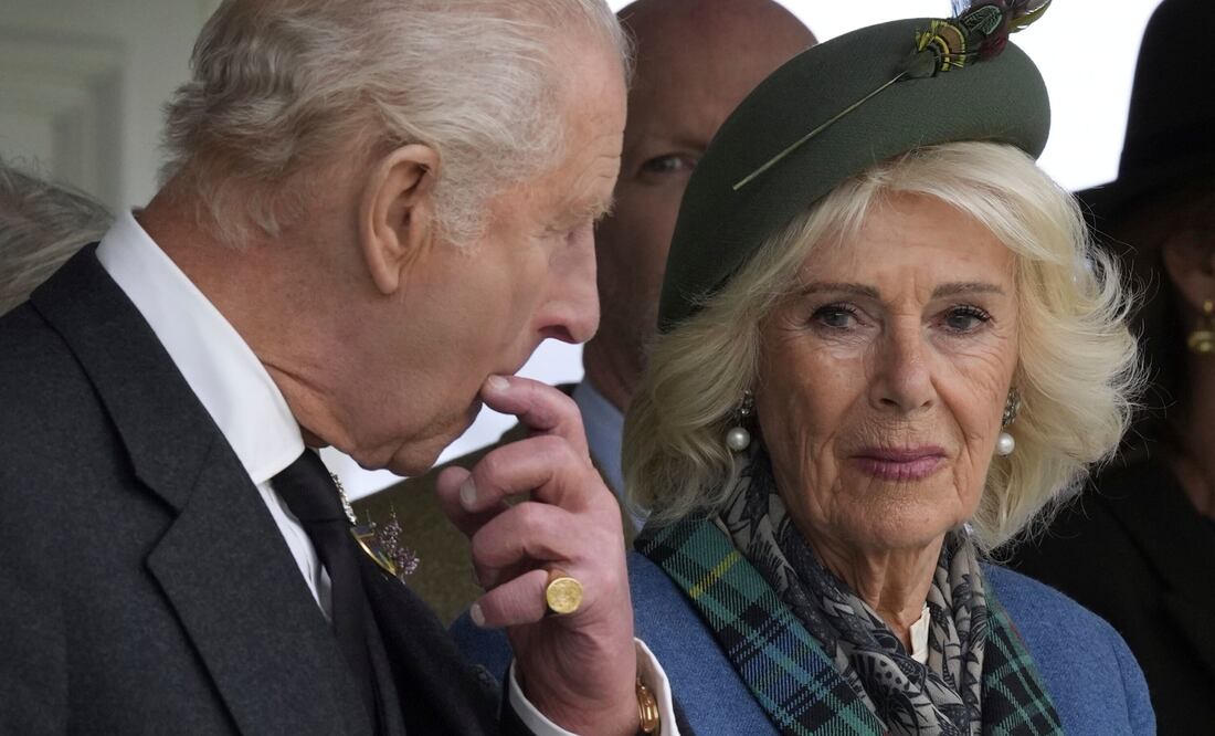 El cáncer y la soledad marcan los días del rey Carlos; Camila vacaciona sin él en yate millonario. Foto: AP