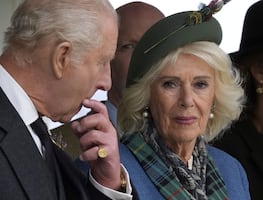 El cáncer y la soledad marcan los días del rey Carlos; Camila vacaciona sin él en yate millonario