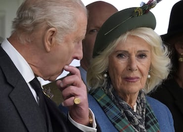 El cáncer y la soledad marcan los días del rey Carlos; Camila vacaciona sin él en yate millonario