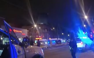 Policía de EU arrolla a mujer y deja llanta sobre su pierna durante 8 minutos