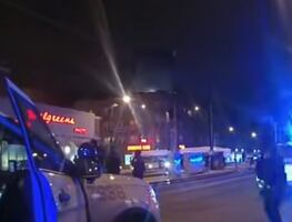 Policía de EU arrolla a mujer y deja llanta sobre su pierna durante 8 minutos