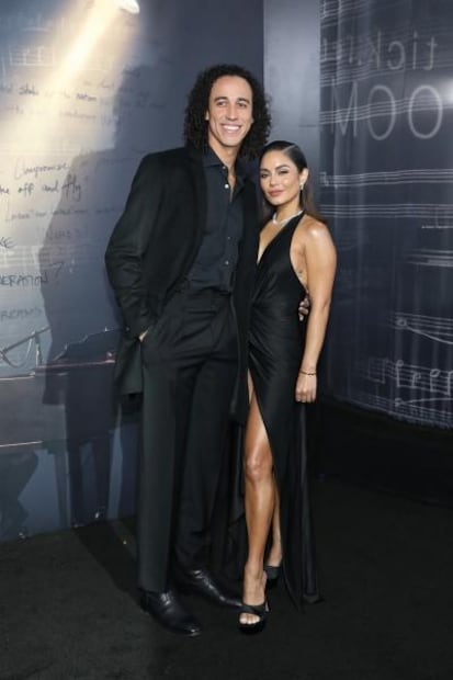 Vanessa Hudgens presume figura de impacto con vestido de escote profundo