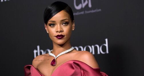 Rihanna luce abdomen de infarto con crop top rosa