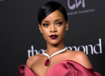 Rihanna luce abdomen de infarto con crop top rosa