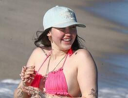Hermana de Miley Cyrus presume bikini rosa en playa de Miami