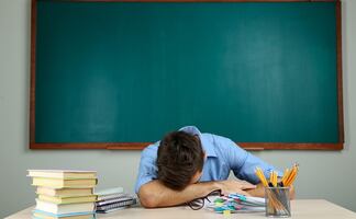 Gobierno de Biden pide a estados que aumenten los sueldos de maestros