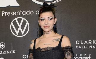 ¿Y Nodal? Cazzu se roba la atención con catsuit traslúcido de encaje en gala 