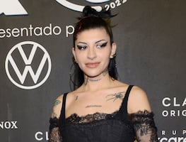 ¿Y Nodal? Cazzu se roba la atención con catsuit traslúcido de encaje en gala