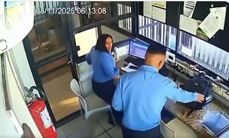 Golpea a su compañera cinco veces con un casco: el VIDEO que desató furia en redes… y aun así lo liberaron
