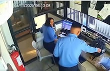 Golpea a su compañera cinco veces con un casco: el VIDEO que desató furia en redes… y aun así lo liberaron