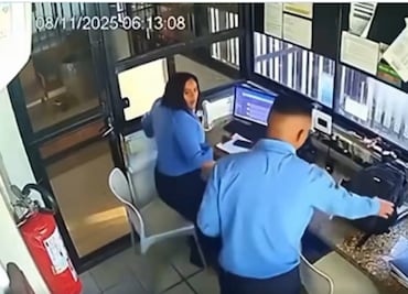 Golpea a su compañera cinco veces con un casco: el VIDEO que desató furia en redes… y aun así lo liberaron
