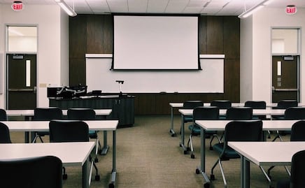 Maestra llama a la policía porque dos estudiantes llegaron tarde a clase en EU