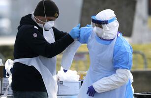 Estudio encuentra que el coronavirus 'viaja' en suelas de zapatos