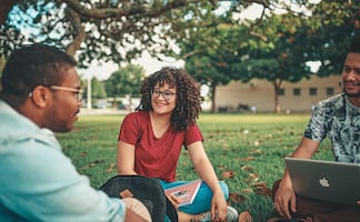 Urgen a latinos a aprovechar becas de la Fundación Gates para carreras STEM