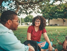 Urgen a latinos a aprovechar becas de la Fundación Gates para carreras STEM