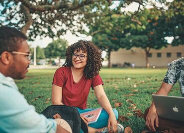 Urgen a latinos a aprovechar becas de la Fundación Gates para carreras STEM