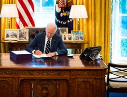 Biden firma el tercer rescate fiscal en EU contra la pandemia