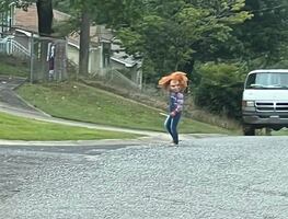 Niño se adelanta a Halloween y aterroriza Alabama con disfraz de ‘Chucky’