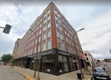 Hombre irrumpe en banco de Iowa para robar gel antibacterial