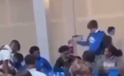 Arrestan a alumno por lanzar algodón y dar cinturonazos a joven afroamericano en EU