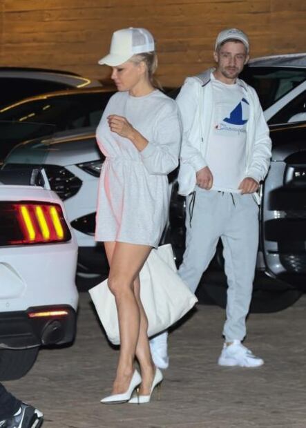 Pamela Anderson arrasa con la tendencia 'sin pantalón' en Malibú