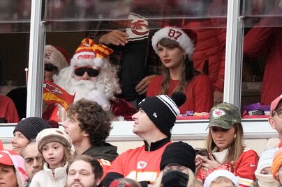 Taylor Swift sorprende en el Estadio Arrowhead junto a Santa para apoyar a su novio Travis Kelce. FOTOS
