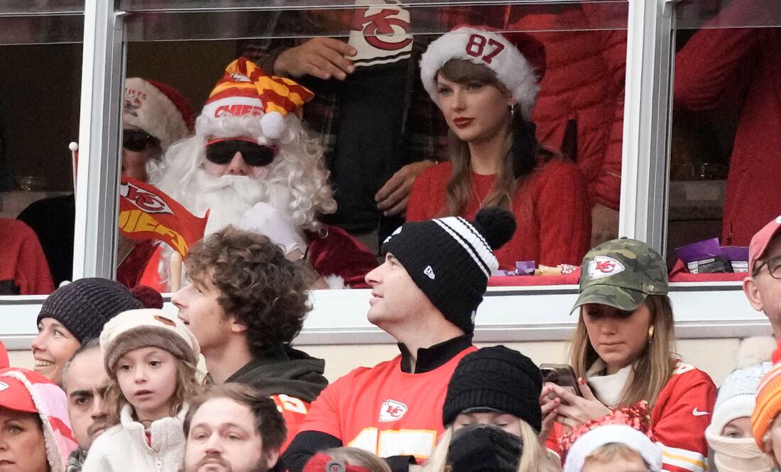 Taylor Swift sorprende en el Estadio Arrowhead junto a Santa Claus para apoyar a su novio Travis Kelce. (AP Photo/Charlie Riedel)