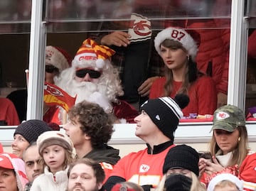 Taylor Swift sorprende en el Estadio Arrowhead junto a Santa para apoyar a su novio Travis Kelce. FOTOS