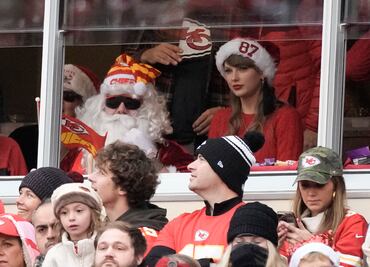 Taylor Swift sorprende en el Estadio Arrowhead junto a Santa para apoyar a su novio Travis Kelce. FOTOS