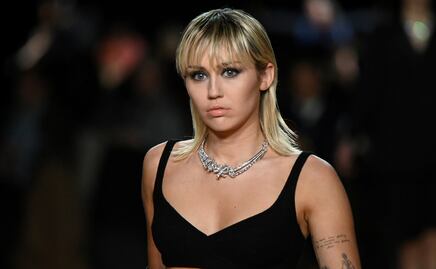 Miley Cyrus sorprende al modelar en la Semana de la Moda de Nueva York